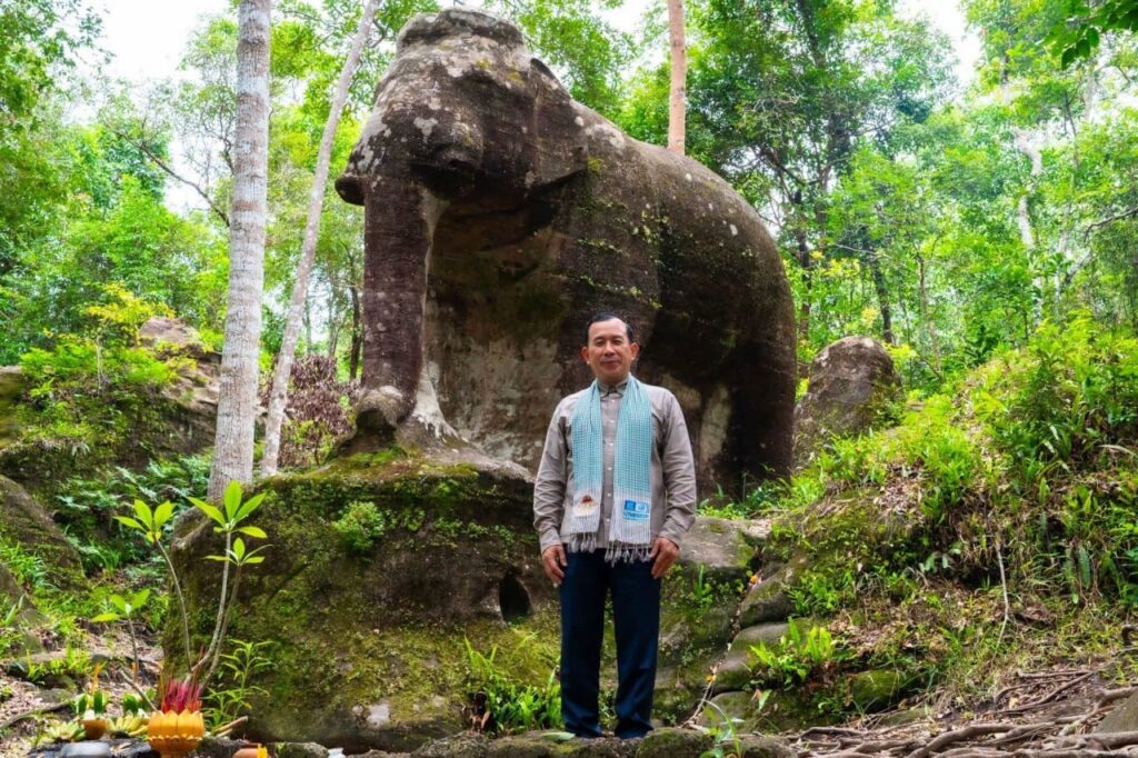 ក្រសួងទេសចរណ៍កែសម្រួលអភិក្រម «នាំកង្កែបចេញពីអណ្ដូង» ក្រោយទទួលមតិពីសាធារណជន លោក ហួត ហាក់ ទៅទស្សនារមណីយដ្ឋានភ្នំគូលែន។ រូបថត សហការី