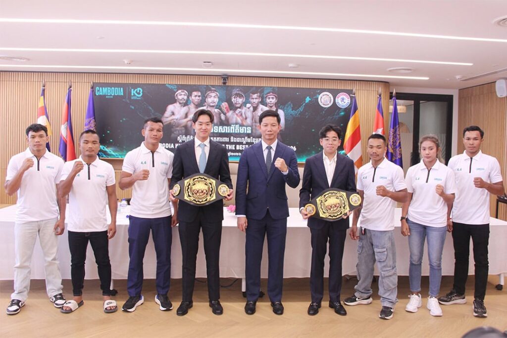 លោក ខូវ ឆាយ ៖ ឥឡូវនេះ មិនមែនគុនខ្មែរចេញទៅរកពិភពលោកទេ គឺពិភពលោក កំពុងមករកគុនខ្មែរ! ដល់ពេលយើងត្រូវសម្រិតសម្រាំងវិញ លោក ខូវ ឆាយ និងលោក អ៊ឹង វីរៈ (ឈរកណ្តាល) ពេលថតជាមួយកីឡាករ កីឡាការិនី នៅក្នុងសន្និសីទកាសែត កាលពីថ្ងៃទី ៩ ខែកក្កដា ឆ្នាំ ២០២៦។ រូបថត ឈន ណន