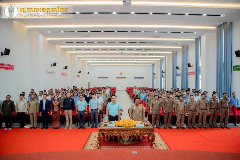 អាជ្ញាធរខេត្តតាកែវ អំពាវនាវឱ្យអង្គការសង្គមស៊ីវិល រួមគ្នាទប់ស្កាត់បទល្មើស Online Scams តែព្រមានចំពោះអ្នកមិនសហការ លោក ស៊ុត ខុន (ឈរពីមុខខាងស្តាំ) ពេលចូលរួមក្នុងវេទិកាសន្ទនាក្រោមប្រធានបទ «ការពង្រឹងសមត្ថភាពអង្គការសង្គមស៊ីវិលក្នុងយុគសម័យឌីជីថល» កាលពីព្រឹកថ្ងៃទី៧ ខែកក្កដានេះ។ រូបថត រដ្ឋបាលខេត្តតាកែវ