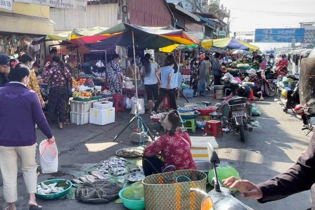 អ្នកយកចំណីផ្លូវ ធ្វើអាជីវកម្មដោយគ្មានការអនុញ្ញាត និងធ្វើឱ្យខូចសណ្តាប់ធ្នាប់ផ្លូវ នឹងត្រូវពិន័យជាប្រាក់ចាប់ពី៥ម៉ឺន ដល់៥លានរៀល ការលក់ដូររបស់ប្រជាពលរដ្ឋ នៅតាមដងផ្លូវ នាពេលកន្លងមក ប៉ុន្តែនៅពេលនេះ វិសោធនកម្មច្បាប់ ស្តីពី «ផ្លូវថ្នល់» នឹងមានការពិន័យទៅដល់ជនណាប្រកបអាជីវកម្មលើវិស័យហេដ្ឋារចនាសម្ព័ន្ធផ្លូវថ្នល់ ដោយគ្មានការអនុញ្ញាត ឬគ្មានអាជ្ញាបណ្ណ។ រូបថត សហការី