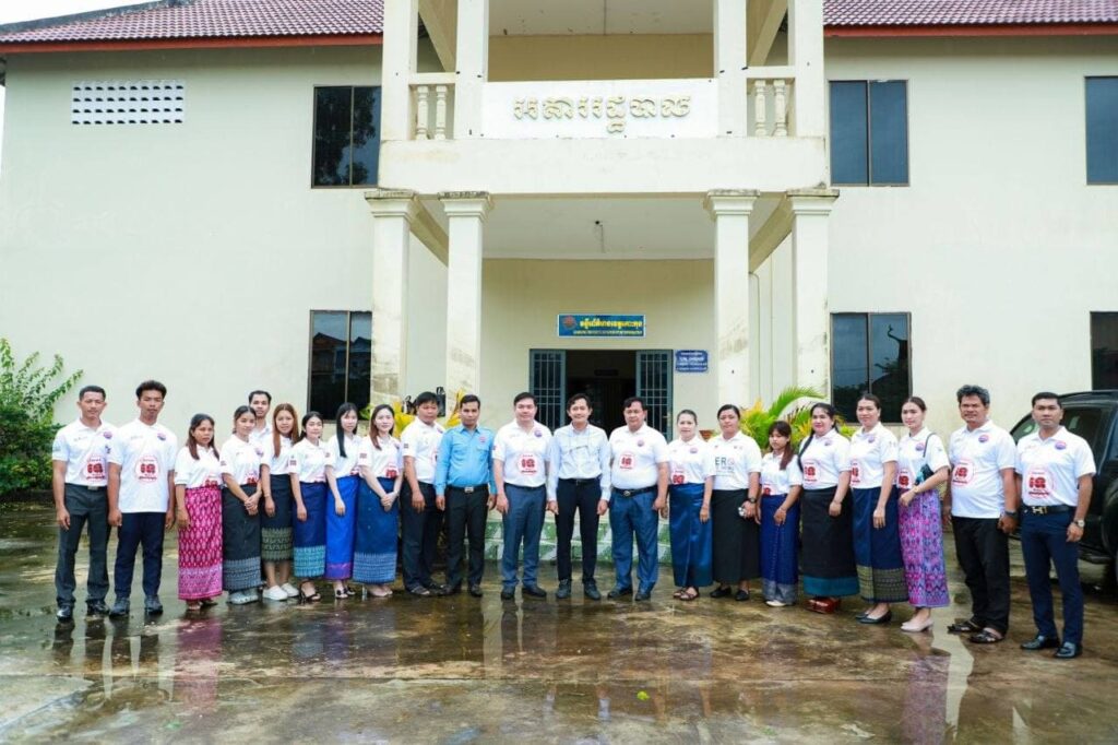 មន្ទីរព័ត៌មានរាជធានី-ខេត្ត ត្រូវបានជំរុញឱ្យដើរតួជា «ខ្សែប្រយុទ្ធ» ទប់ស្កាត់ព័ត៌មានក្លែងក្លាយនៅមូលដ្ឋាន លោក ទេព អស្នារិទ្ធ អនុរដ្ឋលេខាធិការ និងជាអ្នកនាំពាក្យក្រសួងព័ត៌មាន ក្នុងពិធីជួបសំណេះសំណាល និងតម្រង់ទិសការងារគ្រប់គ្រងព័ត៌មាន និងសាធារណមតិ ចំពោះមន្ត្រីរាជការនៃមន្ទីរព័ត៌មានខេត្តកោះកុង កាលពីថ្ងៃទី១៣ ខែកក្កដា។ រូបថត សហការី