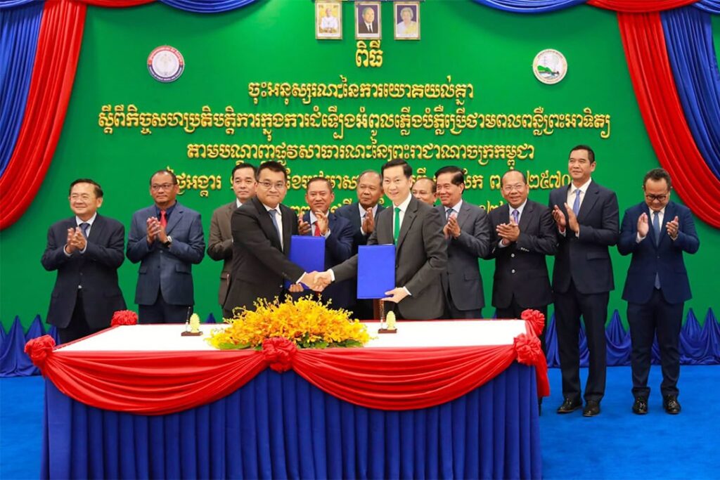 កម្ពុជា គ្រោងចំណាយ៥លានដុល្លារ ដើម្បីដំឡើងអំពូលភ្លើងបំភ្លឺផ្លូវ ប្រើថាមពលពីពន្លឺព្រះអាទិត្យ ក្នុងរាជធានី-ខេត្តចំនួន ១៣ ពិធីចុះ MoU ស្តីពីកិច្ចសហប្រតិបត្តិការក្នុងការដំឡើងភ្លើងបំភ្លឺប្រើថាមពលពន្លឺព្រះអាទិត្យ តាមបណ្តាញផ្លូវសាធារណៈនៃព្រះរាជាណាចក្រកម្ពុជា ដែលធ្វើឡើងនៅថ្ងៃទី១៤ ខែកក្កដានេះ។ រូបថត អគ្គិសនីកម្ពុជា