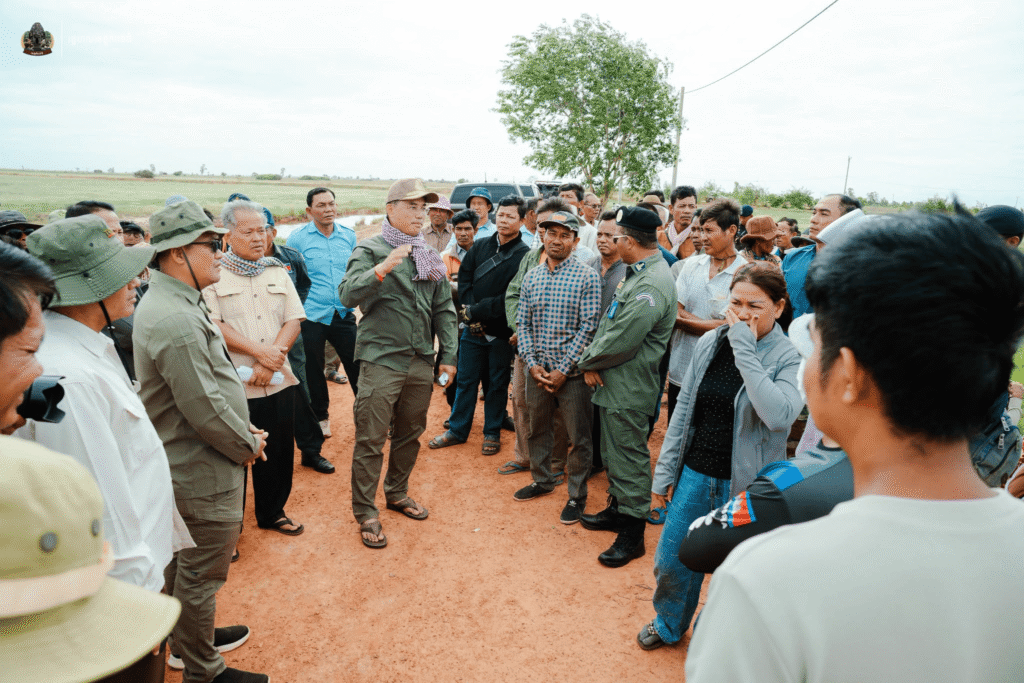 អភិបាលខេត្តកំពង់ធំ លោក នួន ផារ័ត្ន ចុះពិនិត្យទីតាំងដីស្ថិតក្នុងតំបន់ស្នូលនៃបឹងទន្លេសាប និងតំបន់អភិរក្សសត្វខ្សឹប ដែលពលរដ្ឋនាំគ្នាទាមទារ។ រូបថត Nuon Pharat