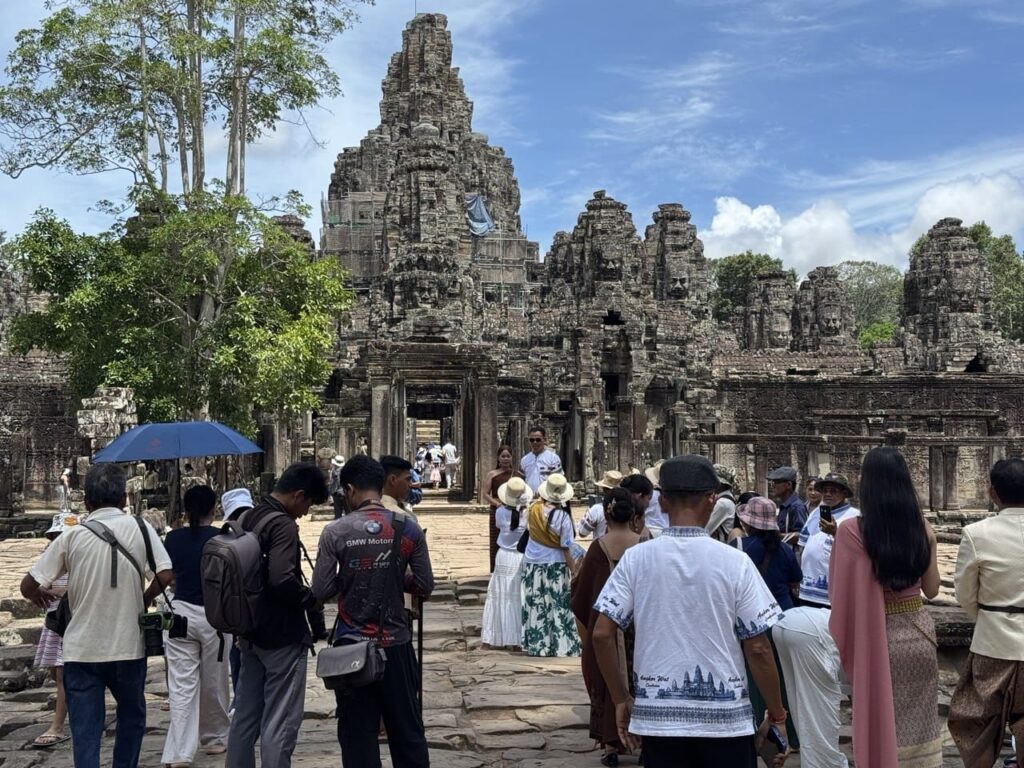 ភ្ញៀវទេសចរជាតិ និង​អន្តរជាតិ​ដើរ​ទស្សនា​ប្រាសាទបាយ័ន​ កាល​ពី​សប្តាហ៍មុន។ ហ៊ឹន ពិសី