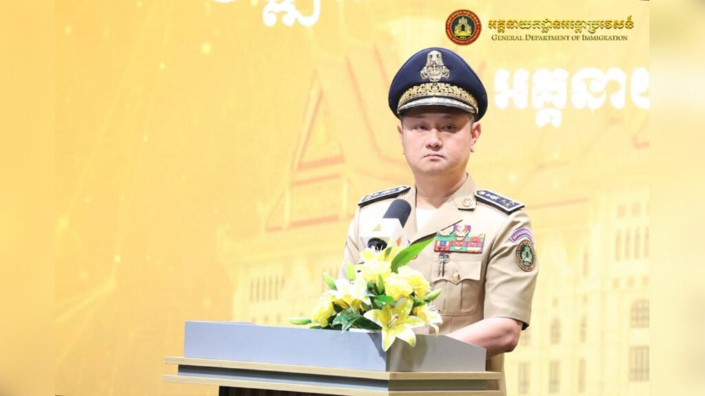 លោក សុខ វាសនា អគ្គនាយកនៃអគ្គនាយកដ្ឋានអន្តោប្រវេសន៍ ក្នុងបទសម្ភាសន៍ជាមួយទូរទស្សន៍មហាផ្ទៃ កាលពីសប្ដាហ៍មុន ដែលត្រូវបានចាក់ផ្សាយកាលពីថ្ងៃទី១៣ កក្កដា។ GDI