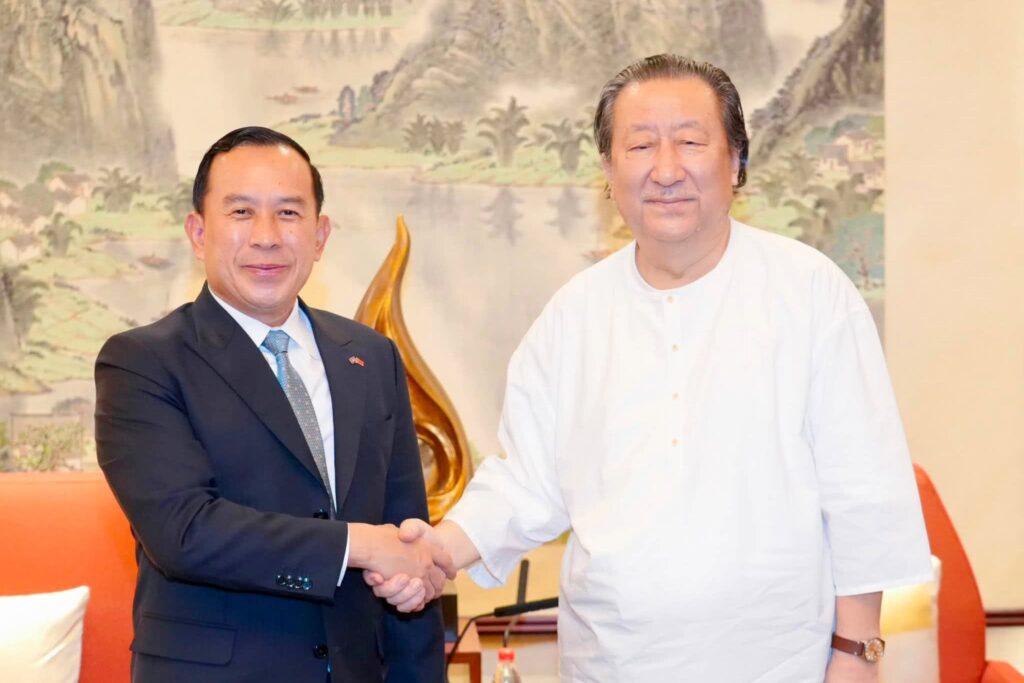 លោក Yang Xiaoyang ប្រធានសមាគមជំរុញការអភិវឌ្ឍវប្បធម៌ និងសិល្បៈចិន ពេលជួប​ពិភាក្សាការងារជាមួយ​លោក ហួត ហាក់ ដោយ​សមាគម​នេះ បាន​ប្តេជ្ញា​​សហការជាមួយក្រសួងទេសចរណ៍​កម្ពុជា ដើម្បី​ជំរុញការផ្លាស់ប្តូរវប្បធម៌ និងការផ្សព្វផ្សាយទេសចរណ៍រួមគ្នា កម្ពុជា-ចិន។ រូប​ថត ក្រសួងទេសចរណ៍