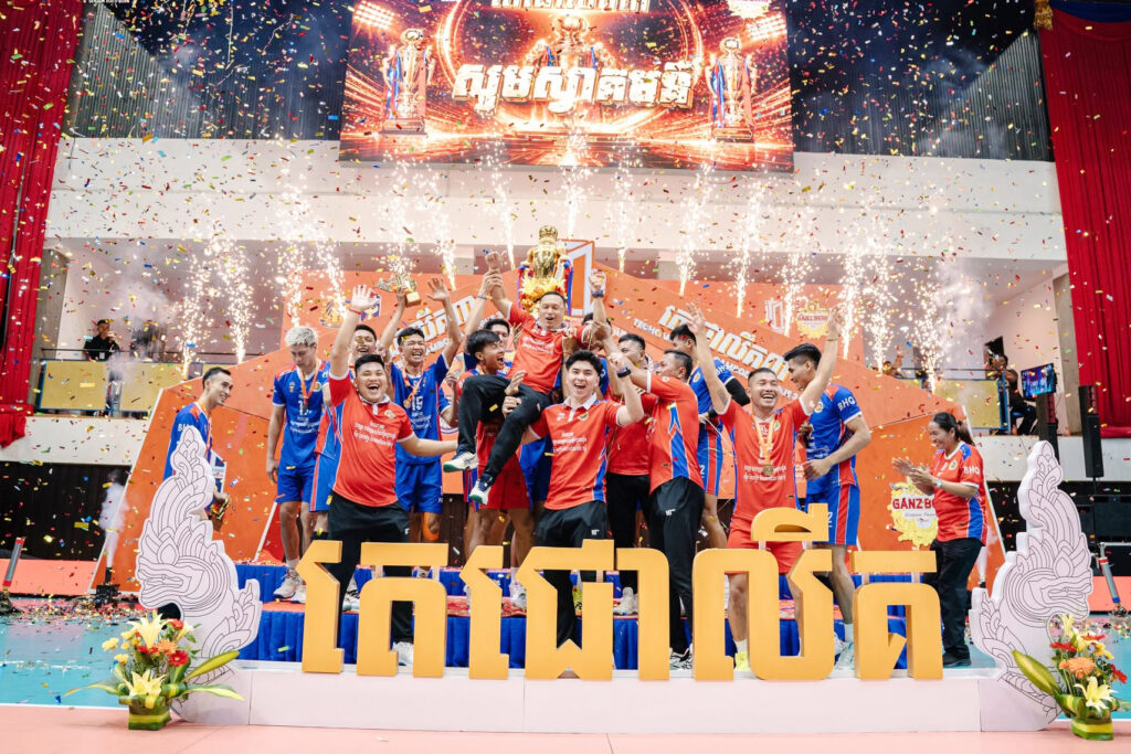 ឥទ្ធិពលរបស់ «តេជោលីគ» បានបង្កើតឱ្យមានក្តីសង្ឃឹមថ្មី សម្រាប់ក្រុមជម្រើសជាតិបាល់ទះកម្ពុជា នៅ Sea V-League ក្រុមបញ្ជាការដ្ឋានអង្គរក្ស បាននាំគ្នាស្រែកអបអរចំពោះការឈ្នះពាន «តេជោលីគ» ជាលើកទី៣ជាប់ៗគ្នា ខណៈការប្រកួតនៅរដូវកាលទី៣នេះ មានការផ្ទុះកក្រើកខ្លាំង ទាំងនៅក្នុងស្រុក និងក្រៅប្រទេស ហើយនេះជាក្តីសង្ឃឹមសម្រាប់សហព័ន្ធកីឡាបាល់ទះកម្ពុជា ក្នុងការសម្រិតសម្រាំងបានកីឡាករមានគុណភាពខ្ពស់ ចូលរួមជាមួយក្រុមជម្រើសជាតិ ត្រៀមការប្រកួត Sea V-League 2026។ រូបថត សហព័ន្ធ