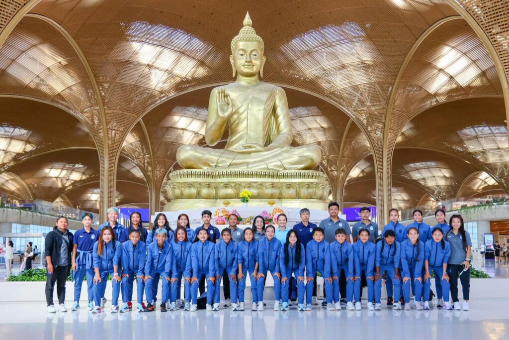 ក្រុមជម្រើសជាតិនារីកម្ពុជា ជឿជាក់បង្កើតបានស្នាដៃជូនជាតិជាថ្មី ក្នុងការប្រកួតពានរង្វាន់ AFF Women’s Cup ក្រុមជម្រើសជាតិនារីកម្ពុជា ពេលចេញដំណើរទៅកាន់ប្រទេសម៉ាឡេស៊ី កាលពីថ្ងៃទី ១១ ខែកក្កដា ដើម្បីចូលរួមការប្រកួតពានរង្វាន់ AFF Women’s Cup 2026 ដោយពួកគេយត្រូវជួបក្រុមកីឡាការិនិជម្រើសជាតិទីម័រខាងកើត នៅថ្ងៃចន្ទនេះ។ រូបថត FFC