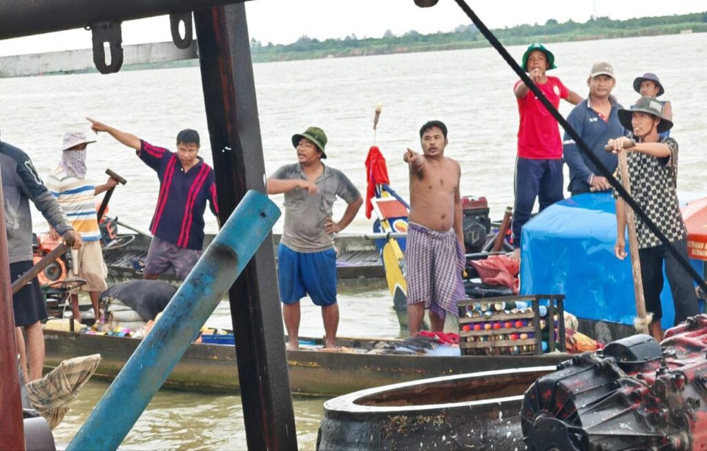 ប្រជានេសាទនៅខេត្តព្រៃវែង បានមកតវ៉ាលើសកម្មភាពបូមខ្សាច់របស់ក្រុមហ៊ុនបូមខ្សាច់ចតុមុខ នៅក្នុងមូលដ្ឋានព្រំប្រទល់ខេត្តព្រៃវែង និងខេត្តកណ្ដាល កាលពីថ្ងៃទី ២ ខែកក្កដា ឆ្នាំ ២០២៦។ រូបថត Freshnews