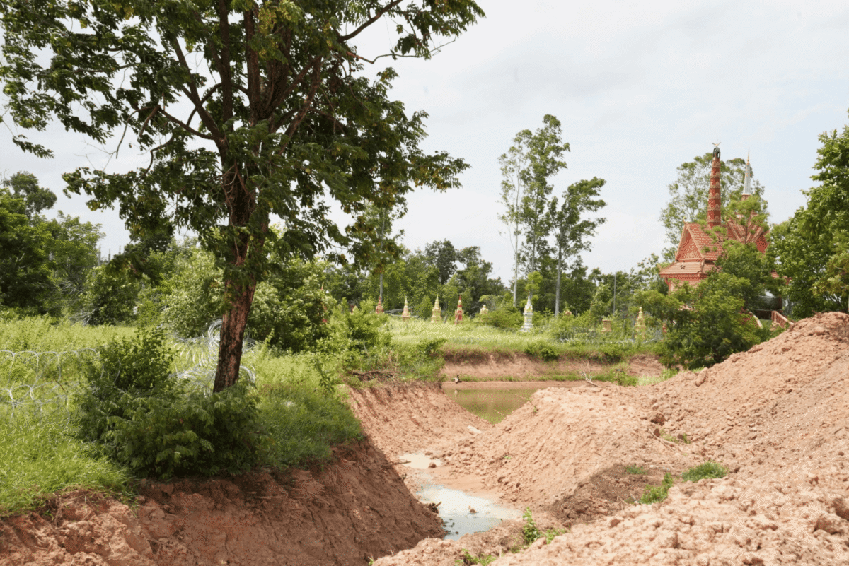 - ទាហានថៃព័ទ្ធលួសបន្លានៅក្រោយបទឈប់បាញ់ខាងក្រោយវត្តជោគជ័យ។ រូបថត ហុង រស្មី