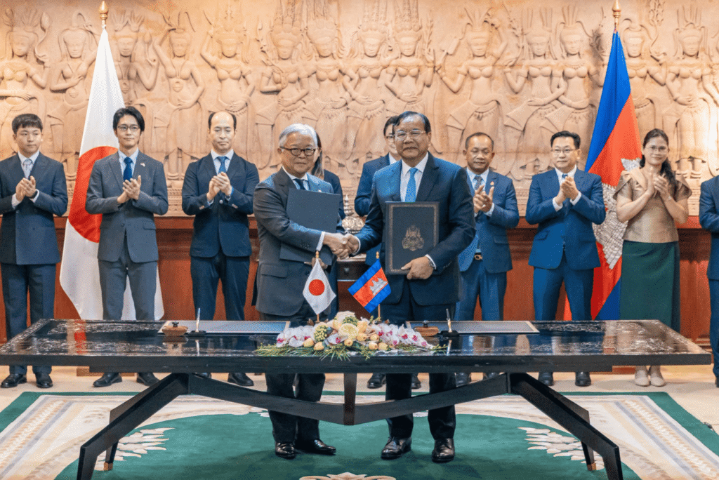 ជប៉ុន ផ្តល់ហិរញ្ញប្បទានឥតសំណងក្នុងទំហំទឹកប្រាក់ ប្រមាណ២.៨លានដុល្លារ សម្រាប់អនុវត្តគម្រោងអាហារូបករណ៍អភិវឌ្ឍន៍ធនធានមនុស្ស លោក ប្រាក់ សុខុន និងលោក UENO Atsushi ពេលចុះហត្ថលេខាលើលិខិតប្ដូរសារ និងឯកសារពាក់ព័ន្ធ ស្តីពីការផ្តល់ហិរញ្ញប្បទានឥតសំណងរបស់រដ្ឋាភិបាលជប៉ុន កាលពីថ្ងៃទី ៨ ខែកក្កដា ឆ្នាំ ២០២៦។ រូបថត ក្រសួងការបរទេស
