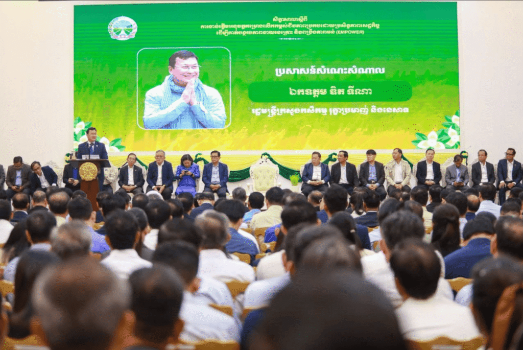 រដ្ឋមន្រ្តីក្រសួងកសិកម្ម ជំរុញអនុវត្តគម្រោង «EMPOWER» ដើម្បីជួយលើកកម្ពស់ជីវភាពគ្រួសារក្រីក្រ ចំនួន២៦០០០ ក្នុងខេត្តគោលដៅ១៦ លោក ឌិត ទីណា ពេលថ្លែងក្នុងពិធីសិក្ខាសាលាបើកដំណើរការគម្រោង EMPOWER ដែលរៀបចំឡើង កាលពីព្រឹកថ្ងៃទី ១០ ខែកក្កដា ឆ្នាំ ២០២៦។ រូបថត ក្រសួងកសិកម្ម
