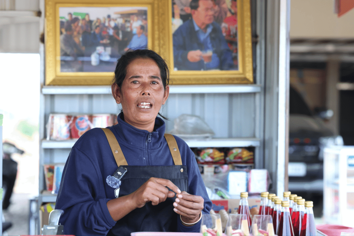 អ្នកស្រី ចែ ច្រឹប ម្ចាស់ហាងកាហ្វេភូមិរងចាំ ដែលទទួលភ្ញៀវពិសេសជាប្រធានព្រឹទ្ធសភា។ រូបថត ហុង រស្មី