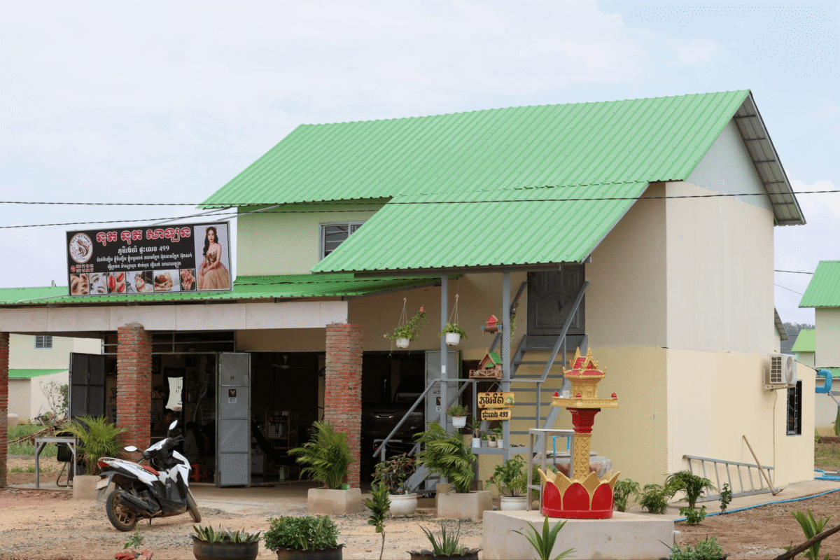 - ផ្ទះបណ្ដោះអាសន្ន និងជាសាឡន របស់អ្នកស្រី អ៊ុ សុផានិត។ រូបថត ហុង រស្មី
